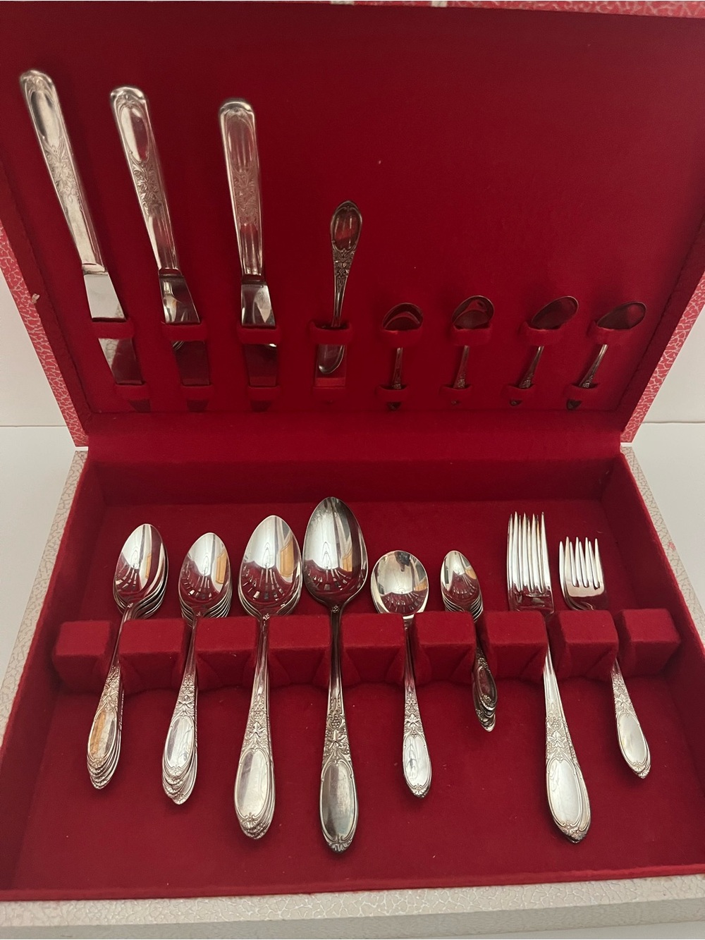 Wm. Rogers International Silver Plate Flatware Set Burgundy Champagne -40 Pieces